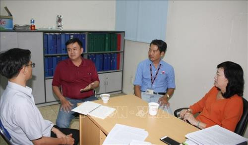 Bí thư Chi bộ Công ty TNHH QMI Việt Nam (thứ 2, từ trái qua) và Chi bộ Công ty TNHH Việt Nam Paiho (thứ ba) cùng Bí thư Đảng ủy Khu Công nghiệp Tân Tạo (bên phải) trao đổi về công tác phát triển đảng trong doanh nghiệp FDI. Ảnh: Tiến Lực - TTXVN Bí thư Chi bộ Công ty TNHH QMI Việt Nam (thứ 2, từ trái qua) và Chi bộ Công ty TNHH Việt Nam Paiho (thứ ba) cùng Bí thư Đảng ủy Khu Công nghiệp Tân Tạo (bên phải) trao đổi về công tác phát triển đảng trong doanh nghiệp FDI. Ảnh: Tiến Lực - TTXVN