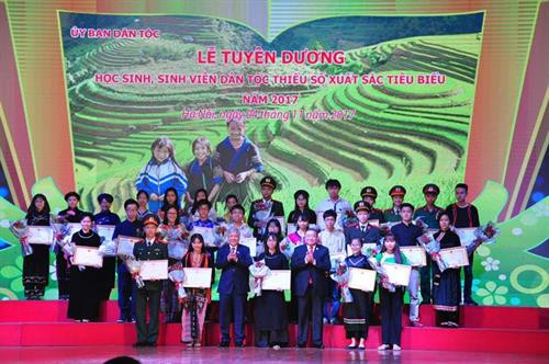 Bộ trưởng, Chủ nhiệm Ủy ban Dân tộc Đỗ Văn Chiến và Phó trưởng Ban Dân vận Trung ương Thào Xuân Sùng tặng Bằng khen các cháu học sinh tại Lễ tuyên dươnghọc sinh, sinh viên dân tộc thiểu số xuất sắc tiêu biểu năm 2017. Ảnh: bandantoc.thainguyen.gov.vn Bộ trưởng, Chủ nhiệm Ủy ban Dân tộc Đỗ Văn Chiến và Phó trưởng Ban Dân vận Trung ương Thào Xuân Sùng tặng Bằng khen các cháu học sinh tại Lễ tuyên dươnghọc sinh, sinh viên dân tộc thiểu số xuất sắc tiêu biểu năm 2017. Ảnh: bandantoc.thainguyen.gov.vn