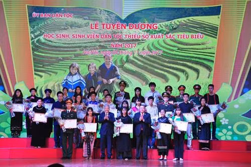 Bộ trưởng, Chủ nhiệm Ủy ban Dân tộc Đỗ Văn Chiến và Phó trưởng Ban Dân vận Trung ương Thào Xuân Sùng tặng Bằng khen các cháu học sinh tại Lễ tuyên dươnghọc sinh, sinh viên dân tộc thiểu số xuất sắc tiêu biểu năm 2017. Ảnh: bandantoc.thainguyen.gov.vn Bộ trưởng, Chủ nhiệm Ủy ban Dân tộc Đỗ Văn Chiến và Phó trưởng Ban Dân vận Trung ương Thào Xuân Sùng tặng Bằng khen các cháu học sinh tại Lễ tuyên dươnghọc sinh, sinh viên dân tộc thiểu số xuất sắc tiêu biểu năm 2017. Ảnh: bandantoc.thainguyen.gov.vn