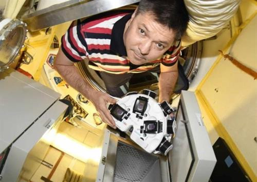 Nhà du hành vũ trụ người Nga Oleg Skripochka cùng với máy in sinh học 3D trên Trạm Vũ trụ Quốc tế. Ảnh: asiaone.com Nhà du hành vũ trụ người Nga Oleg Skripochka cùng với máy in sinh học 3D trên Trạm Vũ trụ Quốc tế. Ảnh: asiaone.com