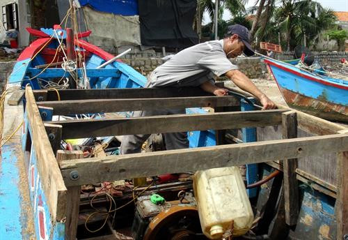 Tàu cá bị hư hỏng nặng do bão khiến nhiều hộ gặp khó khăn. Ảnh: Nguyên Lý-TTXVN Tàu cá bị hư hỏng nặng do bão khiến nhiều hộ gặp khó khăn. Ảnh: Nguyên Lý-TTXVN