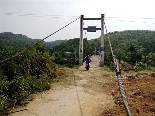 Cầu treo ở xã Động Quan đã đưa vào sử dụng khoảng 10 năm nay, do không được bảo dưỡng thường xuyên nên nhiều hạng mục đã bị xuống cấp, hư hỏng. Cầu treo ở xã Động Quan đã đưa vào sử dụng khoảng 10 năm nay, do không được bảo dưỡng thường xuyên nên nhiều hạng mục đã bị xuống cấp, hư hỏng.