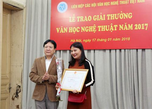 Thứ trưởng Bộ Văn hoá, Thể thao và Du lịch Vương Duy Biên trao giải A cho tác giả Phạm Phát. Ảnh: Thành Đạt -TTXVN Thứ trưởng Bộ Văn hoá, Thể thao và Du lịch Vương Duy Biên trao giải A cho tác giả Phạm Phát. Ảnh: Thành Đạt -TTXVN