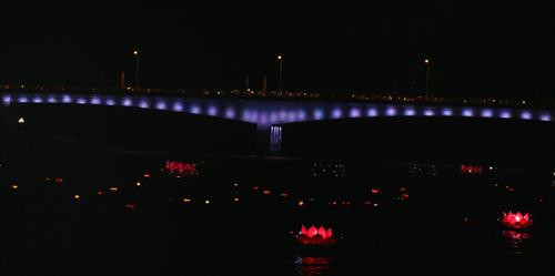 Thả hoa đăng trên đầm Đông Hồ - Hà Tiên. Ảnh: Lê Huy Hải - TTXVN Thả hoa đăng trên đầm Đông Hồ - Hà Tiên. Ảnh: Lê Huy Hải - TTXVN