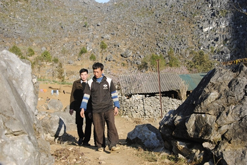 Anh Lý Văn Đông (người đi sau) vận động nhân dân tham gia hiến đất mở đường xây dựng NTM. Anh Lý Văn Đông (người đi sau) vận động nhân dân tham gia hiến đất mở đường xây dựng NTM.