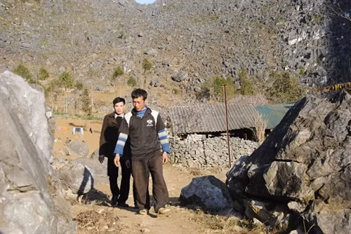 Anh Lý Văn Đông (người đi sau) vận động nhân dân tham gia hiến đất mở đường xây dựng NTM.