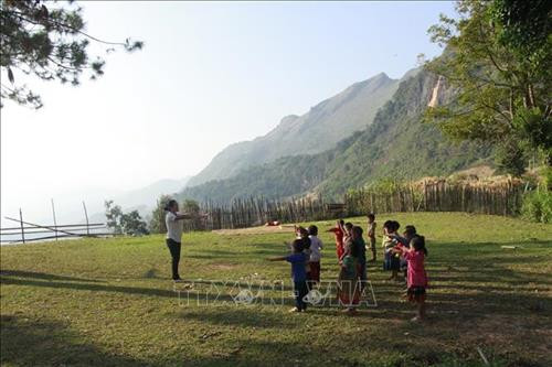 Cô giáo Hờ Thị Dua, trường mầm non xã Long Hẹ, huyện Thuận Châu và học sinh trong giờ học thể dục. Ảnh: Hữu Quyết – TTXVN Cô giáo Hờ Thị Dua, trường mầm non xã Long Hẹ, huyện Thuận Châu và học sinh trong giờ học thể dục. Ảnh: Hữu Quyết – TTXVN