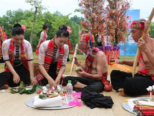 Thầy Mo chứng lễ cho con nuôi dâng quà tặng.