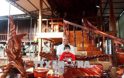 Già làng Rơ Chăm Glúch vui vầy bên cháu ngoại. Ảnh: Hồng Điệp - TTXVN. Già làng Rơ Chăm Glúch vui vầy bên cháu ngoại. Ảnh: Hồng Điệp - TTXVN.