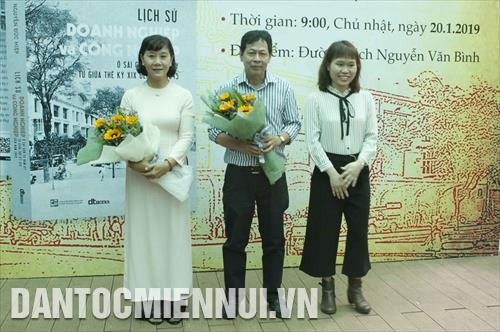 Hai diễn giả nhận hoa chúc mừng từ Ban tổ chức