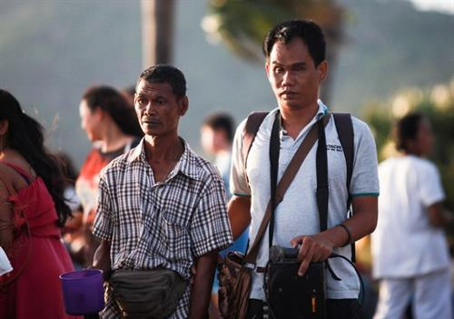 Thời điểm tấp nập nhất trên mũi Promthep là khi mặt trời dần biến mất sau đại dương mênh mông. Không khí tĩnh lặng bao quanh cả ngọn đồi, vài người hát rong bắt đầu cất giọng trên nền nhạc nhẹ, du dương hòa quyện cùng tiếng sóng biển rì rào, tiếng gió lao xao trên những hàng cọ già. Thời điểm tấp nập nhất trên mũi Promthep là khi mặt trời dần biến mất sau đại dương mênh mông. Không khí tĩnh lặng bao quanh cả ngọn đồi, vài người hát rong bắt đầu cất giọng trên nền nhạc nhẹ, du dương hòa quyện cùng tiếng sóng biển rì rào, tiếng gió lao xao trên những hàng cọ già.