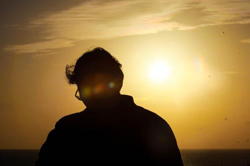 Khu cảnh đẹp mở cửa miễn phí cho du khách. Để có vị trí ngắm hoàng hôn đẹp nhất, du khách nên đến đây từ khoảng 16h. Gần bãi đậu xe trên đỉnh Promthep có một khu chợ giá rẻ với nhiều gian hàng bán đồ ăn nhẹ, sarong, khăn choàng, đồ chơi và đồ tắm biển. Khu cảnh đẹp mở cửa miễn phí cho du khách. Để có vị trí ngắm hoàng hôn đẹp nhất, du khách nên đến đây từ khoảng 16h. Gần bãi đậu xe trên đỉnh Promthep có một khu chợ giá rẻ với nhiều gian hàng bán đồ ăn nhẹ, sarong, khăn choàng, đồ chơi và đồ tắm biển.