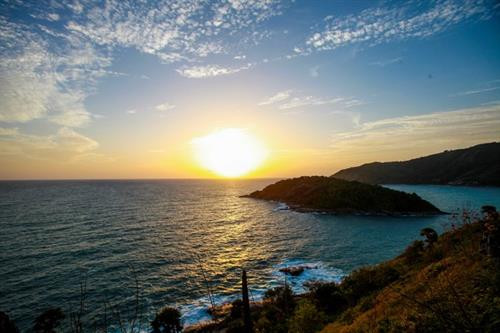Mũi Promthep nằm ở cực nam của Phuket, Thái Lan, được xem là một trong những nơi ngắm hoàng hôn đẹp nhất thế giới. Người Thái gọi ngọn đồi này là "mũi đá của Chúa" và coi đây là một nơi vô cùng linh thiêng. Mũi Promthep nằm ở cực nam của Phuket, Thái Lan, được xem là một trong những nơi ngắm hoàng hôn đẹp nhất thế giới. Người Thái gọi ngọn đồi này là "mũi đá của Chúa" và coi đây là một nơi vô cùng linh thiêng.