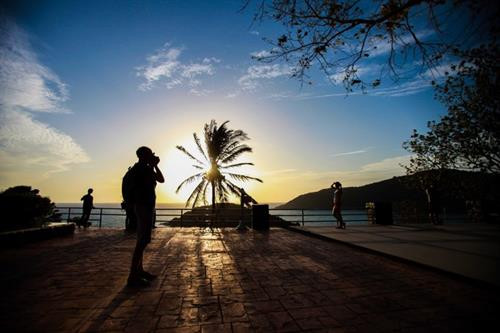 "Mũi đá của Chúa" nằm ở độ cao 60m so với mực nước biển. Nơi này cách bãi biển Patong, trung tâm của Phuket khoảng 25 km. Mỗi ngày đều có hàng nghìn du khách đổ về đây để ngắm hoàng hôn. "Mũi đá của Chúa" nằm ở độ cao 60m so với mực nước biển. Nơi này cách bãi biển Patong, trung tâm của Phuket khoảng 25 km. Mỗi ngày đều có hàng nghìn du khách đổ về đây để ngắm hoàng hôn.