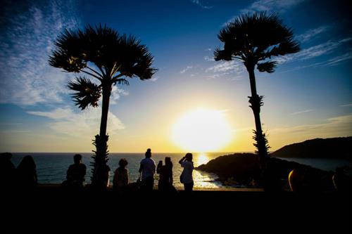 Ở đây còn có ngọn hải đăng được xây dựng vào năm 1996, nhân dịp kỷ niệm 50 năm trị vì của Vua King Rama IX. Bên trong công trình có bảo tàng thu nhỏ trưng bày nhiều hiện vật biển. Từ đỉnh của ngọn hải đăng, du khách có thể phóng tầm mắt ngắm khung cảnh tuyệt đẹp của các hòn đảo xung quanh, bao gồm cả đảo Koh Kaew và thiền viện Phật giáo. Ở đây còn có ngọn hải đăng được xây dựng vào năm 1996, nhân dịp kỷ niệm 50 năm trị vì của Vua King Rama IX. Bên trong công trình có bảo tàng thu nhỏ trưng bày nhiều hiện vật biển. Từ đỉnh của ngọn hải đăng, du khách có thể phóng tầm mắt ngắm khung cảnh tuyệt đẹp của các hòn đảo xung quanh, bao gồm cả đảo Koh Kaew và thiền viện Phật giáo.