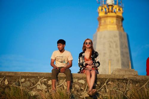 Không chỉ là điểm đến nổi tiếng với du khách, Promthep còn là nơi hẹn hò lý tưởng của giới trẻ Thái Lan. "Lần đầu chúng tôi gặp nhau ở đây, sau đó làm quen và yêu nhau đến giờ. Chúng tôi cứ đến mũi đá của Chúa như thói quen thôi, không cần dịp gì đặc biệt", đôi bạn người Thái nói. Không chỉ là điểm đến nổi tiếng với du khách, Promthep còn là nơi hẹn hò lý tưởng của giới trẻ Thái Lan. "Lần đầu chúng tôi gặp nhau ở đây, sau đó làm quen và yêu nhau đến giờ. Chúng tôi cứ đến mũi đá của Chúa như thói quen thôi, không cần dịp gì đặc biệt", đôi bạn người Thái nói.