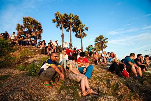 Điều thú vị là dù có hàng nghìn lượt khách đổ về cùng lúc, không khí ở đây vẫn vô cùng tĩnh lặng. Mỗi người đều tìm cho mình một vị trí, đắm mình trong ánh nắng vàng rực rỡ nhưng trầm lắng vô cùng đặc biệt. Điều thú vị là dù có hàng nghìn lượt khách đổ về cùng lúc, không khí ở đây vẫn vô cùng tĩnh lặng. Mỗi người đều tìm cho mình một vị trí, đắm mình trong ánh nắng vàng rực rỡ nhưng trầm lắng vô cùng đặc biệt.