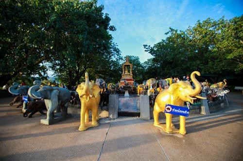 Trên đỉnh đồi có một ngôi đền nhỏ, thờ tượng phật với rất nhiều tượng voi xung quanh. Người dân bản địa thường đến đây để cầu bình an. Trên đỉnh đồi có một ngôi đền nhỏ, thờ tượng phật với rất nhiều tượng voi xung quanh. Người dân bản địa thường đến đây để cầu bình an.