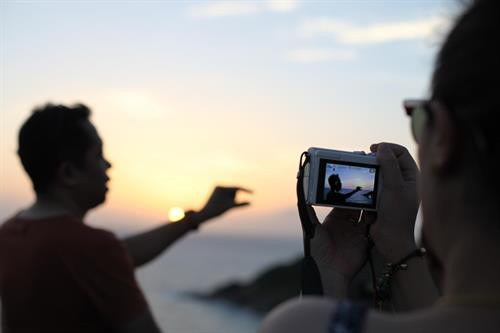 Từ trung tâm Phuket, bạn có thể thuê xe máy hoặc bắt xe tuktuk để đến mũi Promthep. Nhiều khách sạn trong thành phố có dịch vụ đưa đón du khách đến điểm tham quan nổi tiếng này. Từ trung tâm Phuket, bạn có thể thuê xe máy hoặc bắt xe tuktuk để đến mũi Promthep. Nhiều khách sạn trong thành phố có dịch vụ đưa đón du khách đến điểm tham quan nổi tiếng này.