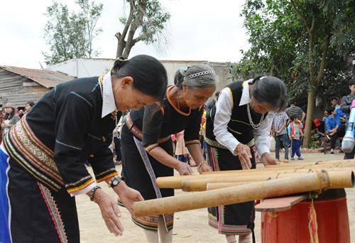 Biểu diễn nhạc cụ dân tộc trong lễ hội. Ảnh: Tuấn Anh – TTXVN Du khách thưởng thức rượu cần. Ảnh: Tuấn Anh - TTXVN Biểu diễn nhạc cụ dân tộc trong lễ hội. Ảnh: Tuấn Anh – TTXVN Du khách thưởng thức rượu cần. Ảnh: Tuấn Anh - TTXVN