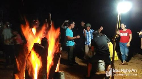 Thuộc địa phận 3 xã Nậm Giải, Châu Kim và Châu Thôn, huyện Quế Phong (Nghệ An) dốc Bù Chồng Cha mang vẻ đẹp bí ẩn riêng có. Những ngày này, Bù Chồng Cha đón rất nhiều phượt thủ lên đây vui Tết Độc lập cùng dân bản. Ảnh: Thò Cường Người dân làm cầu thang dẫn khách lên bãi bằng trên đỉnh Bù Chồng Cha thưởng thức những món đặc sản và các hoạt động vui Tết Độc lập. Ảnh: Thò Cường Mua gà về ăn Tết. Ảnh: Thò Cường Mổ lợn đón khách đến bản vui Tết. Ảnh: Thò Cường Chế biến món chẻo từ cá nướng, muối, hành, ớt, mặc khẻn... để chấm măng nứa - món ngon không thể thiếu trong mâm cỗ đón Tết Độc lập. Ảnh: Thò Cường Uống rượu cần, múa lăm vông bên lửa trại bập bùng. Ảnh: Thò Cường Lên Bù Chồng Cha đón Tết Độc lập, du khách sẽ có ấn tượng khó quên với cảnh sắc, khí hậu và tình người nồng hậu nơi đây. Ảnh: Thò Cường Thuộc địa phận 3 xã Nậm Giải, Châu Kim và Châu Thôn, huyện Quế Phong (Nghệ An) dốc Bù Chồng Cha mang vẻ đẹp bí ẩn riêng có. Những ngày này, Bù Chồng Cha đón rất nhiều phượt thủ lên đây vui Tết Độc lập cùng dân bản. Ảnh: Thò Cường Người dân làm cầu thang dẫn khách lên bãi bằng trên đỉnh Bù Chồng Cha thưởng thức những món đặc sản và các hoạt động vui Tết Độc lập. Ảnh: Thò Cường Mua gà về ăn Tết. Ảnh: Thò Cường Mổ lợn đón khách đến bản vui Tết. Ảnh: Thò Cường Chế biến món chẻo từ cá nướng, muối, hành, ớt, mặc khẻn... để chấm măng nứa - món ngon không thể thiếu trong mâm cỗ đón Tết Độc lập. Ảnh: Thò Cường Uống rượu cần, múa lăm vông bên lửa trại bập bùng. Ảnh: Thò Cường Lên Bù Chồng Cha đón Tết Độc lập, du khách sẽ có ấn tượng khó quên với cảnh sắc, khí hậu và tình người nồng hậu nơi đây. Ảnh: Thò Cường
