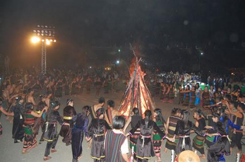 Ðồng bào các dân tộc sum vầy bên lửa trại Lễ Sum họp cộng đồng. Ðồng bào các dân tộc sum vầy bên lửa trại Lễ Sum họp cộng đồng.