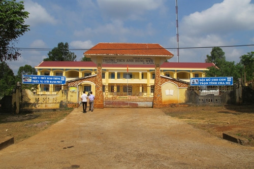 Trường Trung học cơ sở Anh hùng Wừu khang trang tại trung tâm xã Gào. Trường Trung học cơ sở Anh hùng Wừu khang trang tại trung tâm xã Gào.