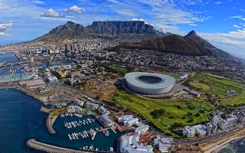 Bạn có thể mất gần một ngày để khám phá hết Cape Town, thành phố được mệnh danh là đẹp nhất Nam Phi với những công trình đẹp mắt và vườn nho dài hút tầm mắt. Ảnh: Mrwallpaper.