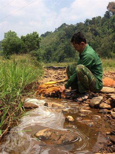 Đan Aruung (ống cây bắt cá) đặt cuối nguồn sông không để cá chạy theo dòng về hạ nguồn Đan Aruung (ống cây bắt cá) đặt cuối nguồn sông không để cá chạy theo dòng về hạ nguồn