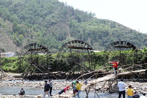 Du khách chụp ảnh lưu niệm bên những chiếc bánh xe khổng lồ. Ảnh: Quý Trung - TTXVN Du khách chụp ảnh lưu niệm bên những chiếc bánh xe khổng lồ. Ảnh: Quý Trung - TTXVN