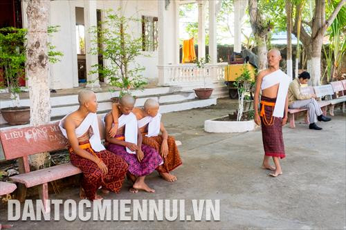 Trước khi vận bộ cà sa, người xuất gia được khoác mảnh vải trắng, đánh dấu đã lìa cõi tục. Ảnh: Trần Chí Kông