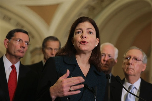 Trong ảnh (tư liệu): Thượng nghị sĩ Kelly Ayotte (giữa) trong cuộc họp báo sau cuộc họp tại Washington, DC ngày 10/11. AFP/TTXVN