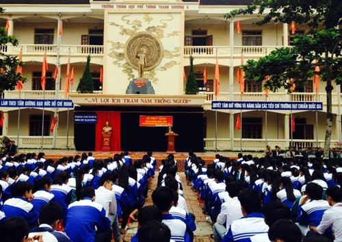 Học sinh nhà trường tham dự buổi lễ truy tặng. Ảnh: Tá Chuyên – TTXVN Học sinh nhà trường tham dự buổi lễ truy tặng. Ảnh: Tá Chuyên – TTXVN