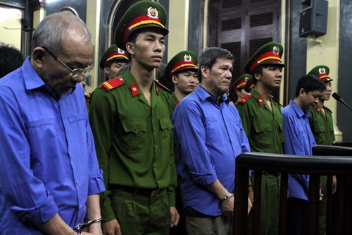 Phiên tòa xét xử sơ thẩm hình sự vụ án thất thoát 966 tỷ đồng tại Ngân hàng Agribank Chi nhánh 6, Thành phố Hồ Chí Minh, chiều 5/11/2015. Ảnh: TTXVN Phiên tòa xét xử sơ thẩm hình sự vụ án thất thoát 966 tỷ đồng tại Ngân hàng Agribank Chi nhánh 6, Thành phố Hồ Chí Minh, chiều 5/11/2015. Ảnh: TTXVN