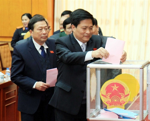 Các đại biểu bỏ phiếu bầu một số chức danh chủ chốt của HĐND và UBND tỉnh Lạng Sơn nhiệm kỳ 2011 – 2016. Ảnh: Thái Thuần- TTXVN