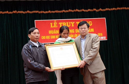 Ông Thái Huy Vinh (ngoài cùng bên phải) trao Huân chương Dũng cảm của Chủ tịch nước cho đại diện gia đình em Nguyễn Anh Tuấn. Ảnh: Tá Chuyên - TTXVN Ông Thái Huy Vinh (ngoài cùng bên phải) trao Huân chương Dũng cảm của Chủ tịch nước cho đại diện gia đình em Nguyễn Anh Tuấn. Ảnh: Tá Chuyên - TTXVN