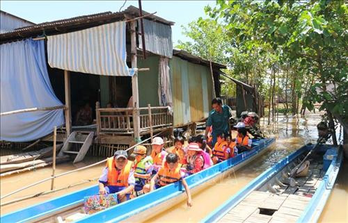 Các em học sinh Trường tiểu học B Vĩnh Hội Đông ở 2 ấp Vĩnh Hòa và Vĩnh An, dọc theo kênh Ngọn Cả Hàng sau khi tan học được anh Trần Văn Hiền-chiến sĩ Dân quân tự vệ xã Vĩnh Hội Đông lái vỏ lãi (xuồng composite) đưa về tận nhà.