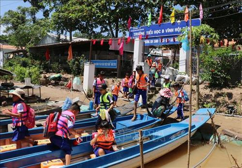 Các em học trinh Trường tiểu học B Vĩnh Hội Đông ở 2 ấp Vĩnh Hòa và Vĩnh An, dọc theo kênh Ngọn Cả Hàng sau khi tan học xuống vỏ lãi (xuồng composite) chuẩn bị về nhà.