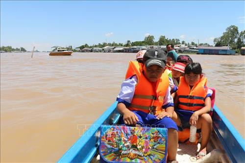 Các em học sinh Trường tiểu học B Vĩnh Hội Đông ở 2 ấp Vĩnh Hòa và Vĩnh An, dọc theo kênh Ngọn Cả Hàng sau khi tan học được anh Trần Văn Hiền-chiến sĩ Dân quân tự vệ xã Vĩnh Hội Đông lái vỏ lãi (xuồng composite) đưa về tận nhà.