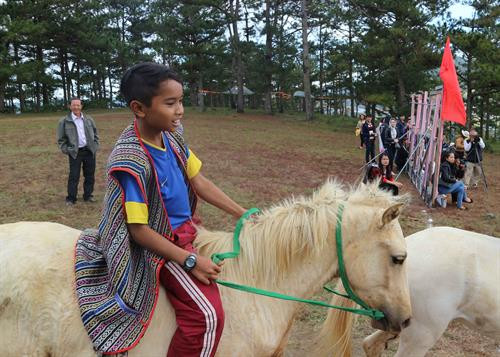 Kỵ mã nhỏ tuổi nhất tham gia cuộc đua. Ảnh: Nguyễn Dũng – TTXVN Kỵ mã nhỏ tuổi nhất tham gia cuộc đua. Ảnh: Nguyễn Dũng – TTXVN
