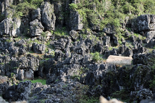Một hang nhỏ trong Mê Cung Đá