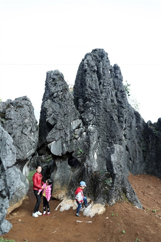 Một gia đình khách du lịch đang chơi đùa dưới “cổng thành”