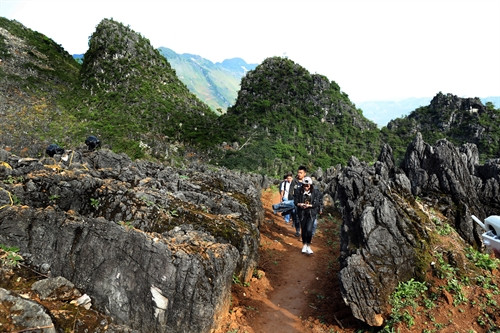 Du khách tiến vào mê cung đá
