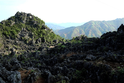 Những dẫy đá nhấp nhô, uốn lượn trong mê cung đá