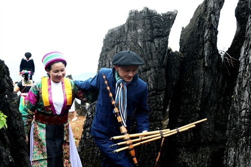 Cùng dắt tay nhau vào mê cung đá