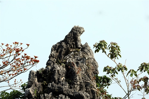 Mỏm đá được đặt tên là “Thần Cẩu”