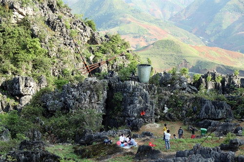 Du khách đến chơi và khám phá trong Mê Cung Đá