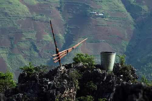 Khèn và Gùi đặt trưng của người H’Mông vùng Mê Cung Đá Khâu Vai