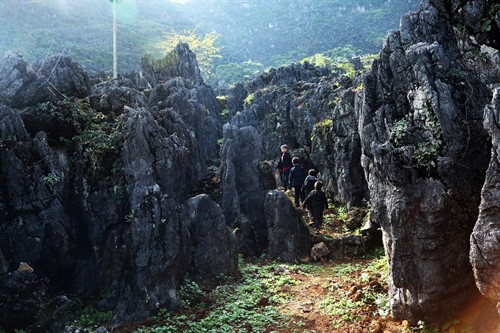 Đám trẻ con thoải mái chơi đùa trong mê cung đá