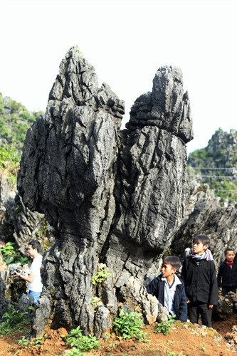 Hình dáng hai khối đá như cặp tình nhân đang khiêu vũ với nhau